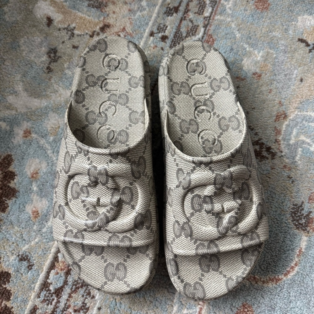 GUCCI SANDALS?!!